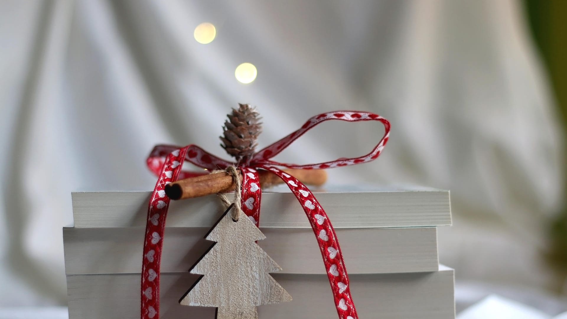 Bücherstapel an Weihnachten