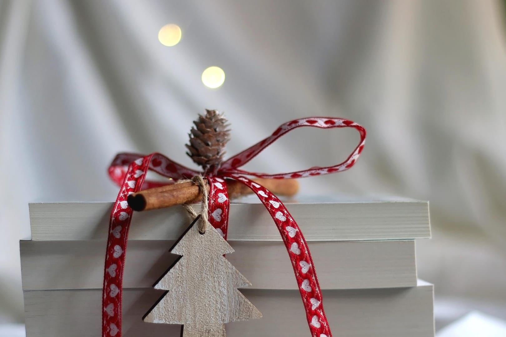 Bücherstapel an Weihnachten