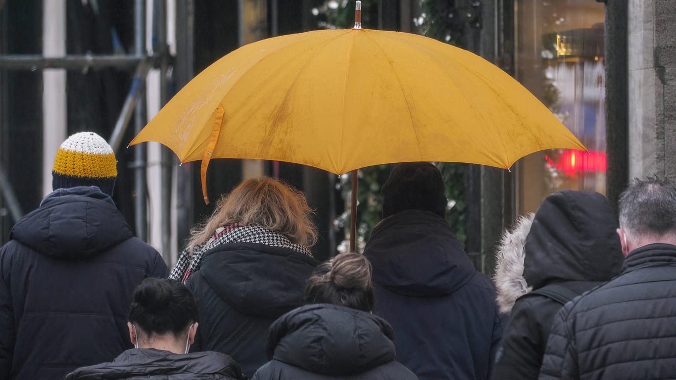 Fußgänger mit Regenschirm (Symbolbild): In vielen Teilen Deutschlands bleibt es grau, Sturmtief "Daniel" soll starke Böen und viel Niederschlag bringen.