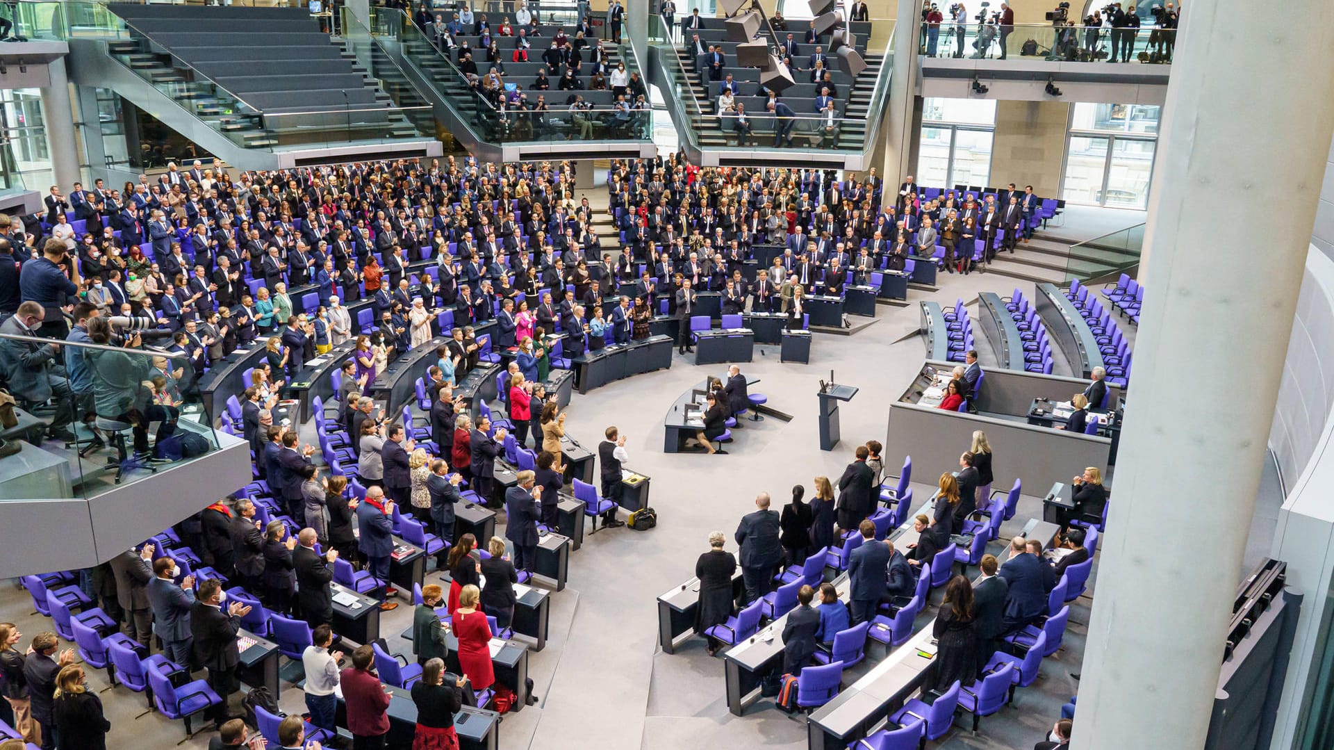 Fraktionen im Deutschen Bundestag: Vor allem rechts im Saal fällt die Maske häufig.