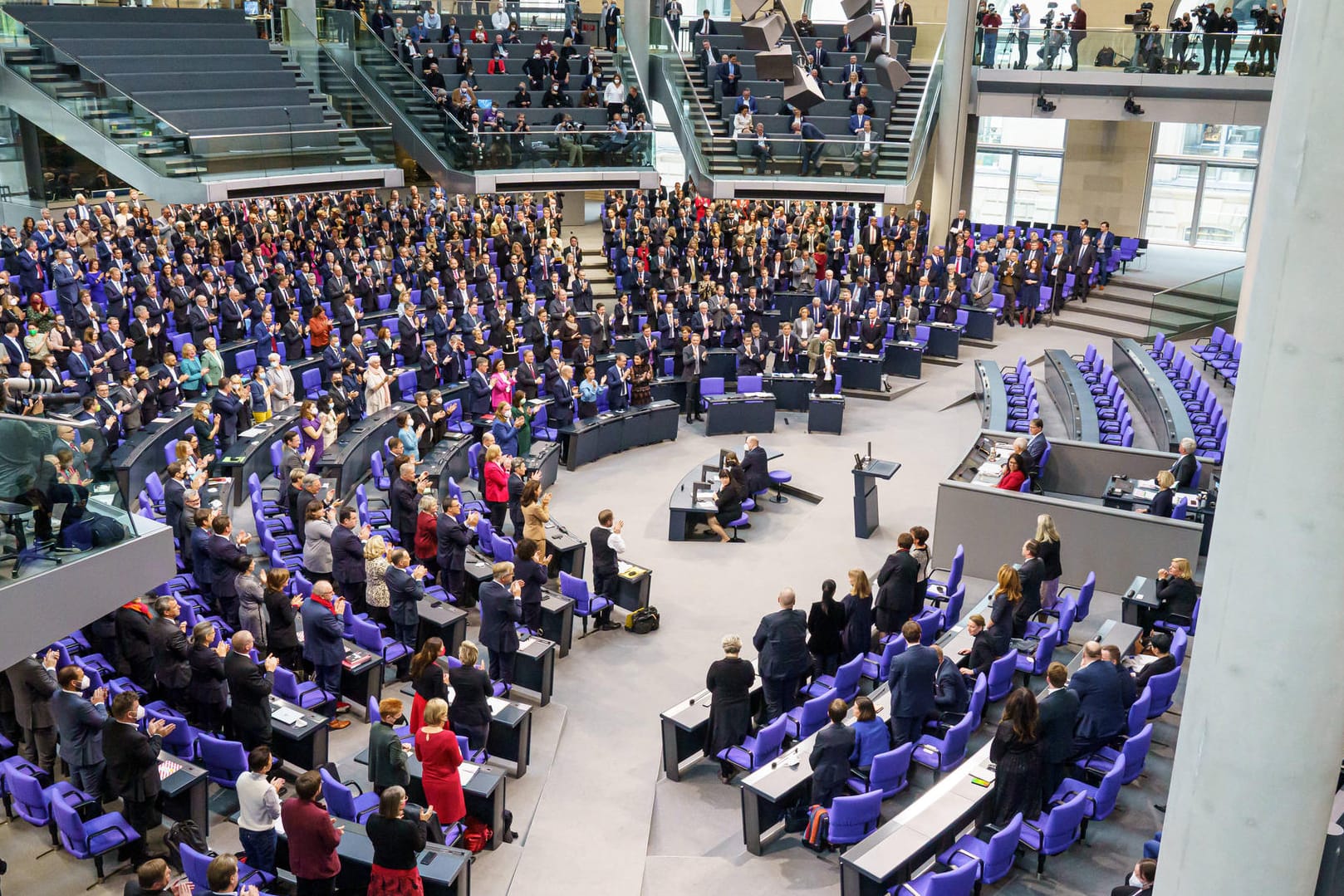 Fraktionen im Deutschen Bundestag: Vor allem rechts im Saal fällt die Maske häufig.