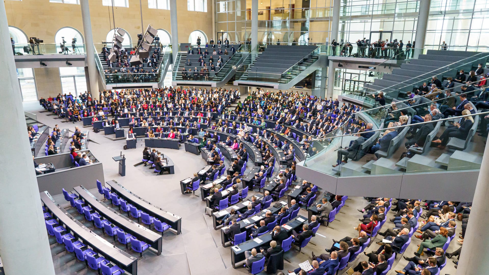 Fraktionen im Bundestag: Nicht in allen Parteien sind die Mehrheiten bei einer Abstimmung zur Impfpflicht klar.