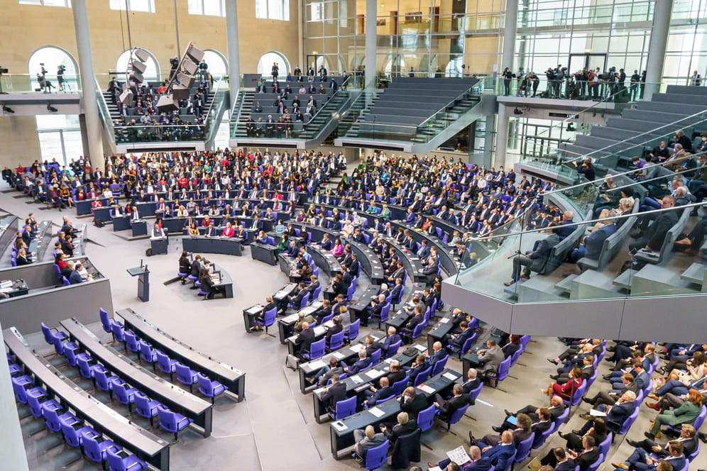 Fraktionen im Bundestag: Nicht in allen Parteien sind die Mehrheiten bei einer Abstimmung zur Impfpflicht klar.