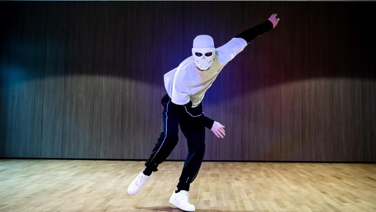 Ein Mann mit Maske tanzt in einem Studio (Archivbild): Unter dem Pseudonym "Avemoves" tritt der 22-Jährige auf Instagram und Tiktok auf.