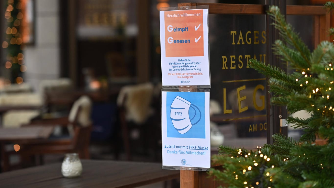 Ein 2G-Schild an der Eingangstür eines Restaurants in München (Archivbild): Nach Ansicht eines Münchner Infektiologen könnten die Maßnahmen für den leichten Inzidenzrückgang verantwortlich sein.