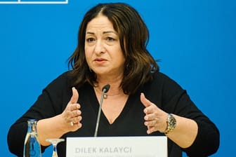 Gesundheitssenatorin Dilek Kalayci (SPD) auf der Pressekonferenz.