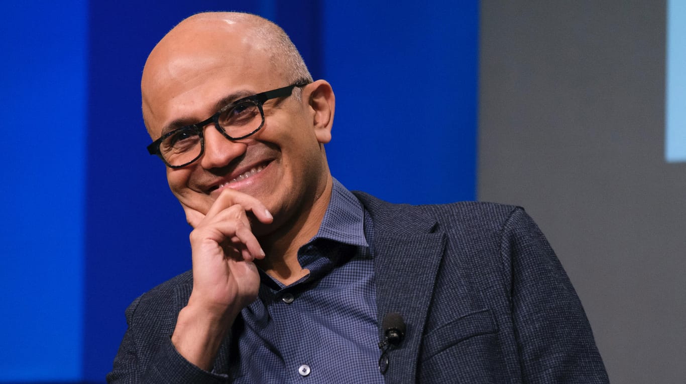 Hat Grund zum Lachen (Archivbild): Der Microsoft-CEO Satya Nadella hat fast 300 Millionen Dollar mit seinen jüngsten Aktienverkäufen erzielt.