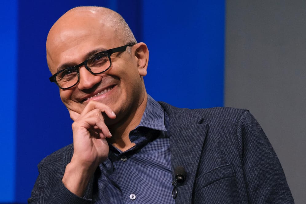 Hat Grund zum Lachen (Archivbild): Der Microsoft-CEO Satya Nadella hat fast 300 Millionen Dollar mit seinen jüngsten Aktienverkäufen erzielt.