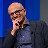 Hat Grund zum Lachen (Archivbild): Der Microsoft-CEO Satya Nadella hat fast 300 Millionen Dollar mit seinen jüngsten Aktienverkäufen erzielt.