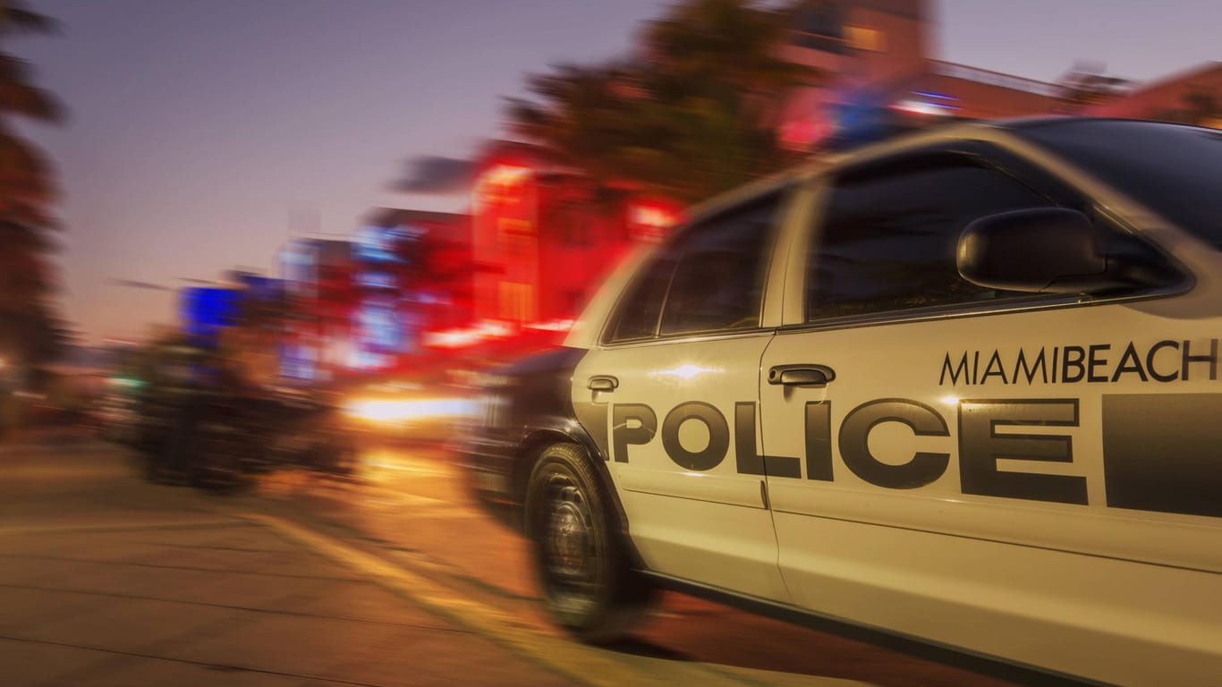 Ein Polizeiauto aus Miami/Florida (Symbolbild): In dem US-Bundesstaat vergnügte sich ein Paar nach seiner Festnahme im Polizeiauto.