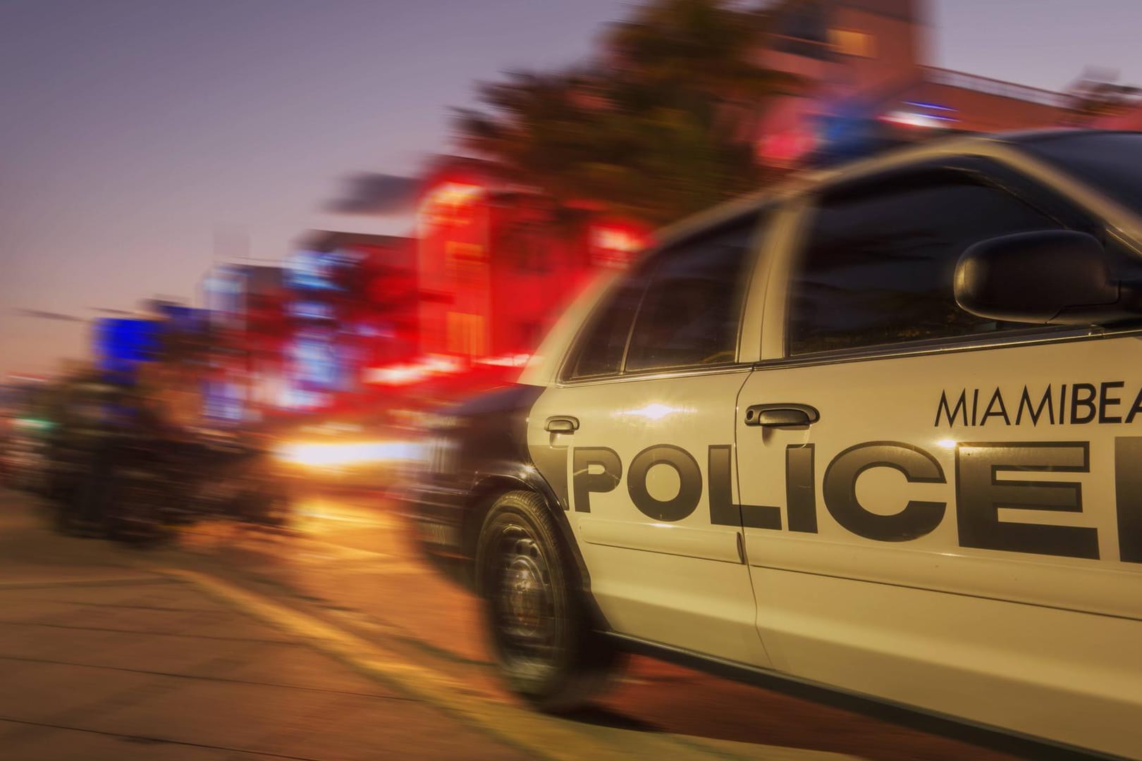 Ein Polizeiauto aus Miami/Florida (Symbolbild): In dem US-Bundesstaat vergnügte sich ein Paar nach seiner Festnahme im Polizeiauto.