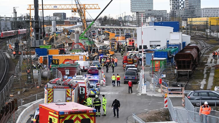 Feuerwehrleute, Polizisten und Bahnbedienstete an der Donnersbergerbrücke: Bei dem Vorfall wurden vier Menschen verletzt.