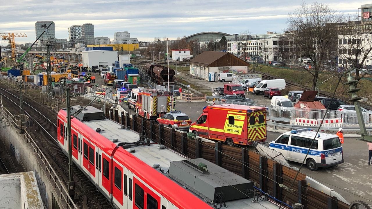 Feuerwehr, Rettungsdienst und Polizei im Einsatz nach der Explosion der Fliegerbombe in München. Feuerwehr, Rettungsdienst und Polizei im Einsatz nach der Explosion der Fliegerbombe in München.