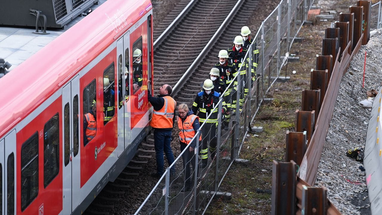 Infolge der Explosion wurde der Zugverkehr in München stark beeinträchtigt. Infolge der Explosion wurde der Zugverkehr in München stark beeinträchtigt.