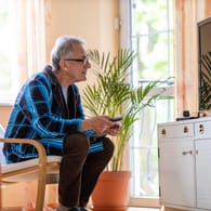 Ältere Mann vor dem Fernseher (Symbolbild): In bestimmten Fällen können sich auch Senioren vom Rundfunkbeitrag befreien lassen.