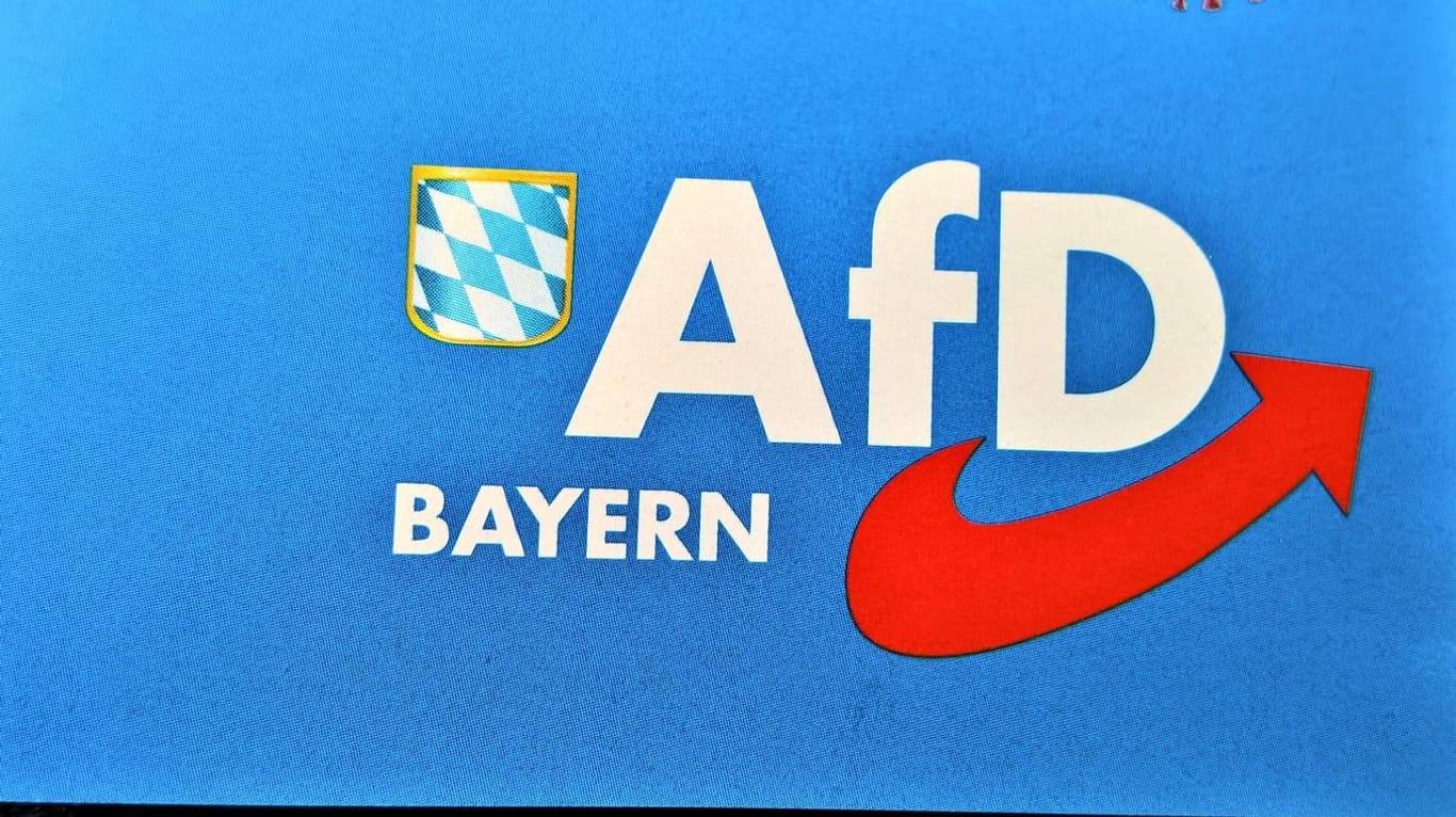 Plakat der AfD Bayern (Archivbild): Die Räume im Landtag wurden nach einer Strafanzeige durchsucht.