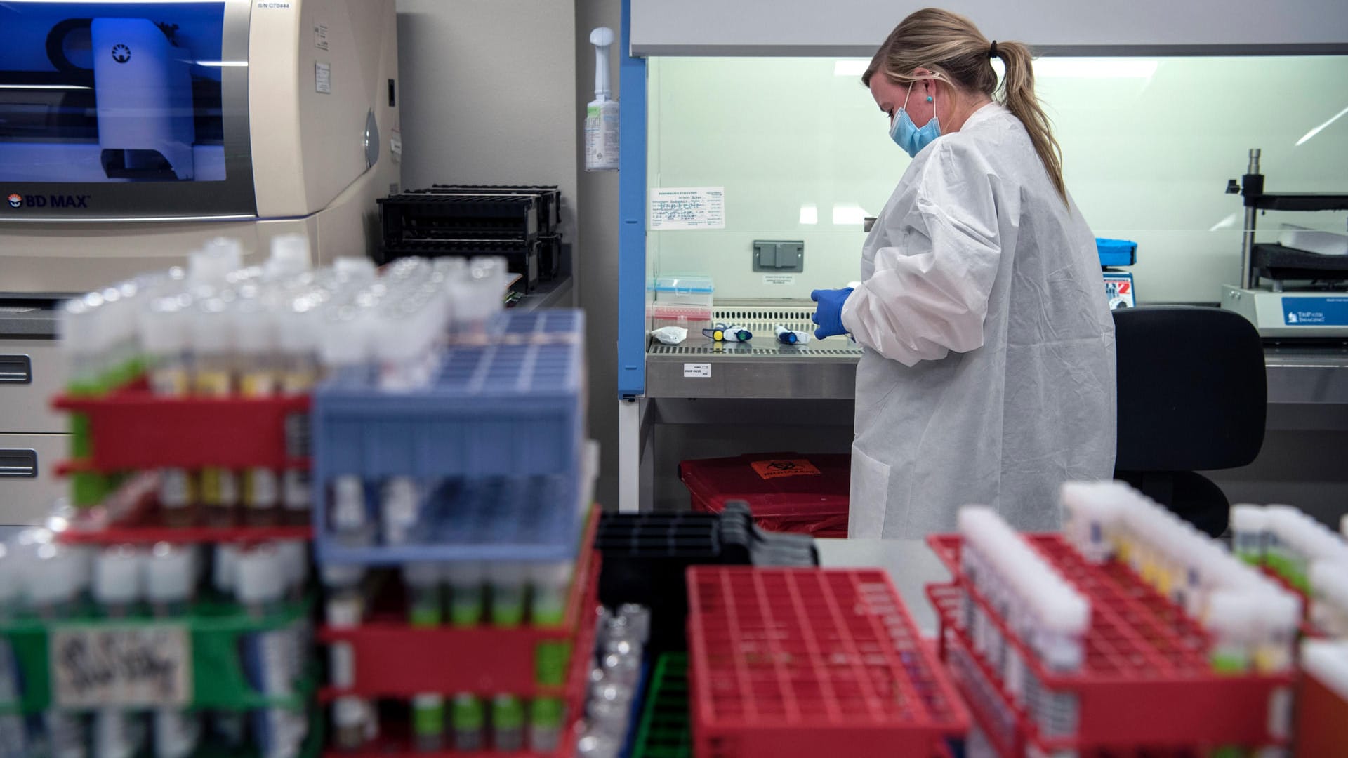 Eine Labortechnikerin testet Proben auf Covid-19 (Symbolbild): Labore und Gesundheitsämter sind bei der Nachverfolgung von Neuinfektionen am Limit.