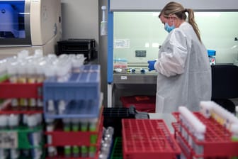 Eine Labortechnikerin testet Proben auf Covid-19 (Symbolbild): Labore und Gesundheitsämter sind bei der Nachverfolgung von Neuinfektionen am Limit.