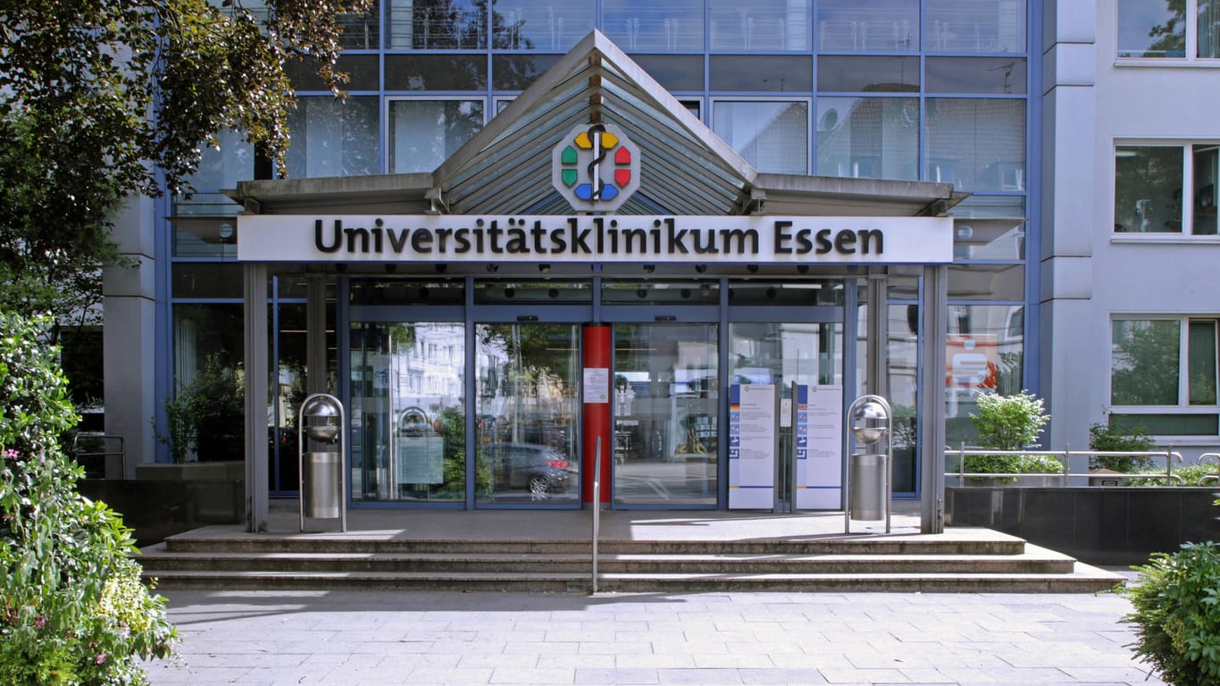 Der Eingang zum Universitätsklinikum Essen (Archivbild): Das Krankenhaus hat die Besucherregeln drastisch eingeschränkt.
