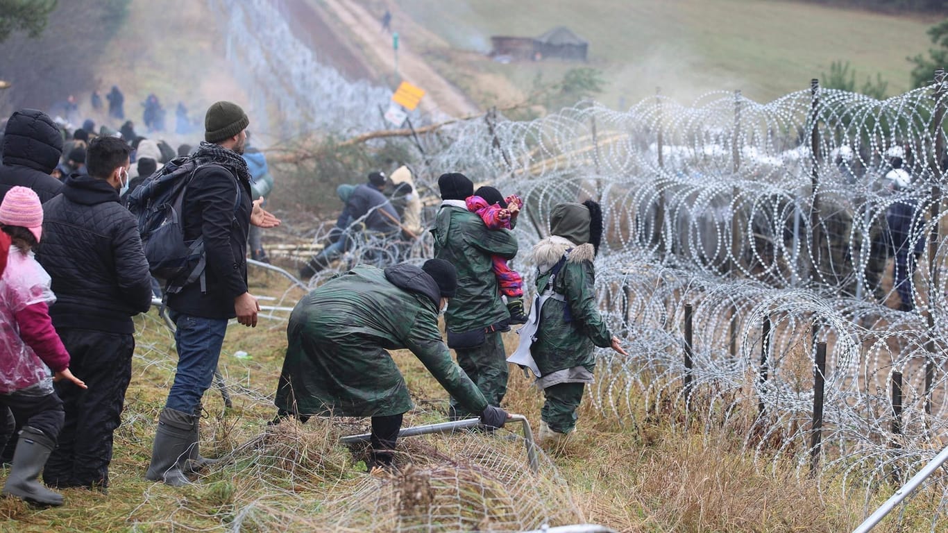 Migranten durchbrechen einen Grenzzaun zwischen Belarus und Polen: Aufgrund der angespannten Lage will die EU Asylregeln für die Nachbarn von Belarus vorübergehend aufweichen. (Archivfoto)