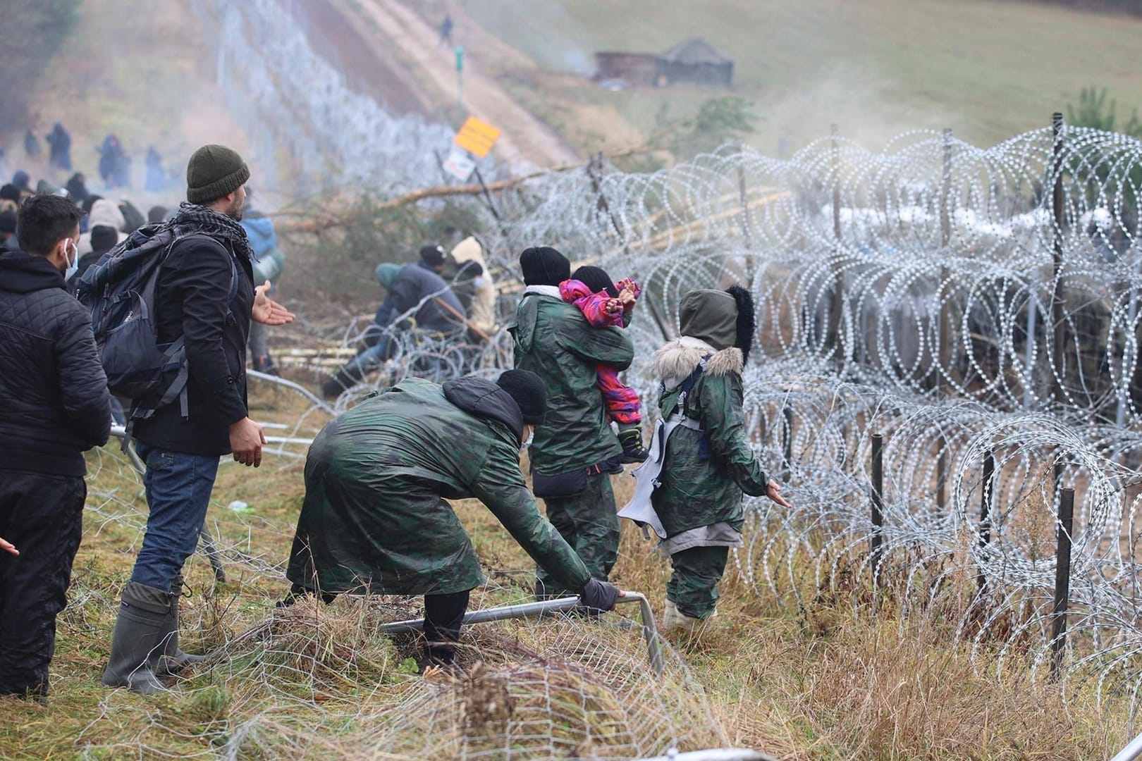 Migranten durchbrechen einen Grenzzaun zwischen Belarus und Polen: Aufgrund der angespannten Lage will die EU Asylregeln für die Nachbarn von Belarus vorübergehend aufweichen. (Archivfoto)