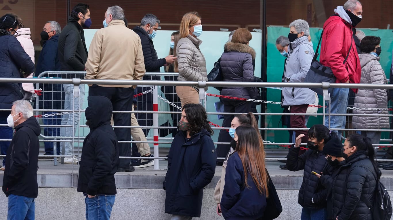 Lange Schlange vor einem Impfzentrum in Madrid: In Spanien lässt sich ein Großteil der Bevölkerung ganz ohne politischen Druck impfen.
