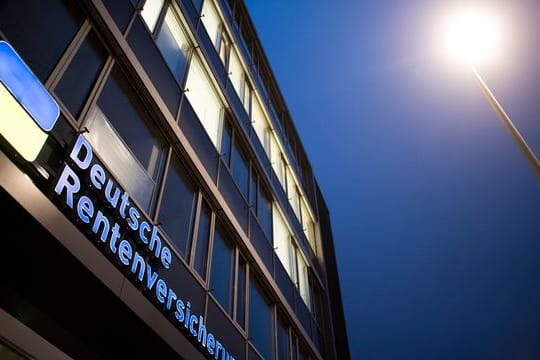 Die Rentenversicherten in Deutschland stellen Renten- und Reha-Anträge immer öfter online.