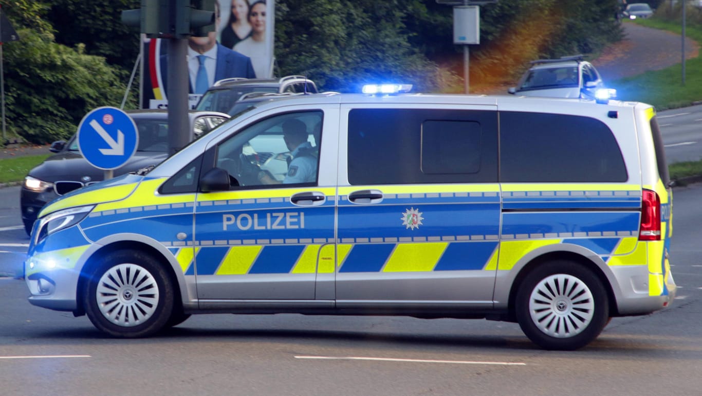 Einsatzfahrzeug der Polizei (Symbolbild): Eine Zeugin hatte die Polizei alarmiert.
