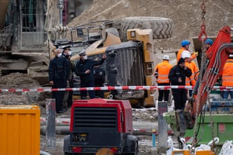 Umgestürzter Radlader auf einer Baustelle in München: Eine Fliegerbombe war am Mittwochmittag explodiert.