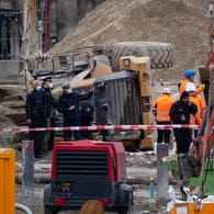 Umgestürzter Radlader auf einer Baustelle in München: Eine Fliegerbombe war am Mittwochmittag explodiert.