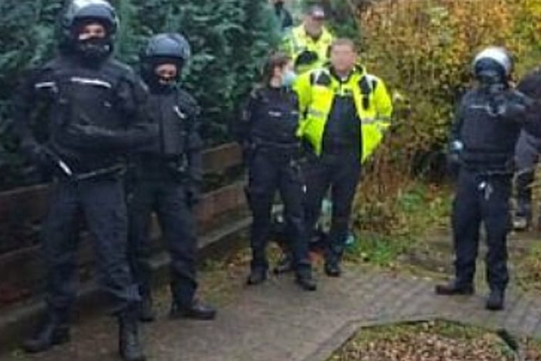 Polizeiaufgebot: So sieht es aus, wenn man glaubt, dass deutsche Gesetze nicht gelten und sie lang genug nicht beachtet. Ein Anhänger des Hochstaplers "Major Jansen" verbreitete das Foto des Einsatzes bei sich. Der Einsatzleiter bekam ein "Todesurteil".