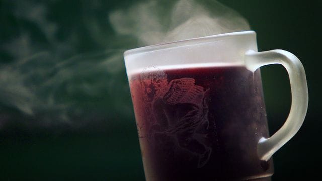 Verbrühungsgefahr: Wer einen heißen Glühwein trinkt, sollte sein Kind nicht gleichzeitig auf dem Arm tragen. Verbrühungsgefahr: Wer einen heißen Glühwein trinkt, sollte sein Kind nicht gleichzeitig auf dem Arm tragen.
