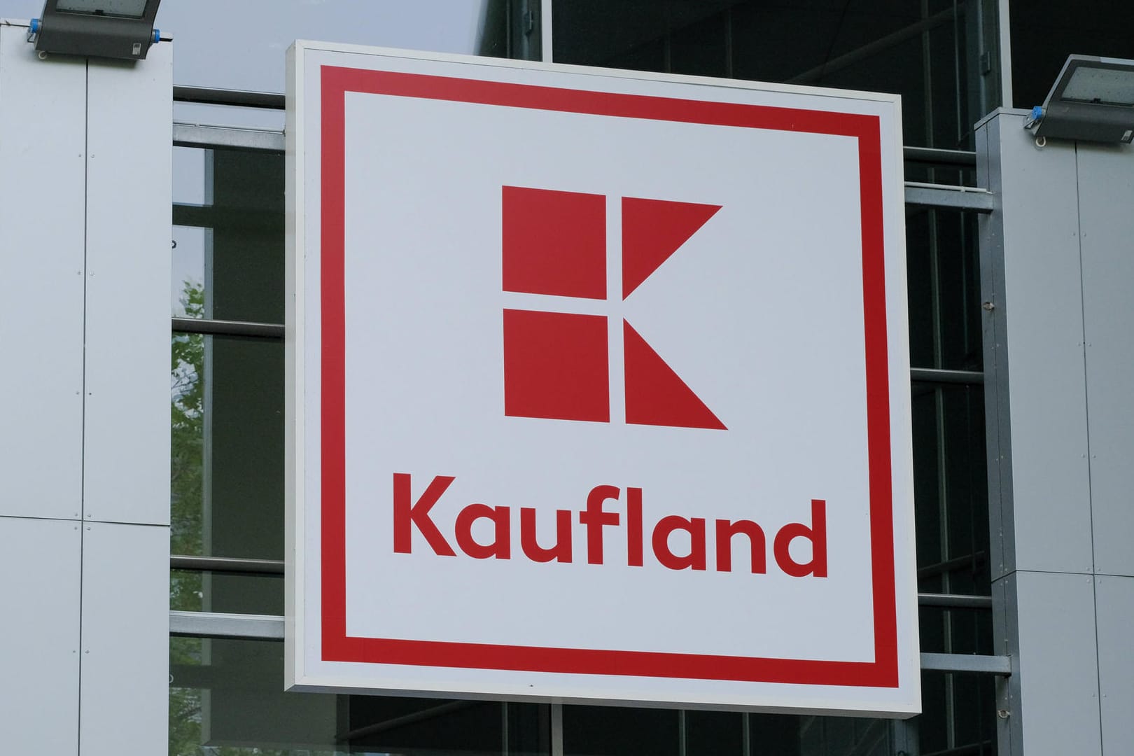 Kaufland: Der Supermarkt bietet Produkte seiner Eigenmarke in einer winterlichen Edition an.