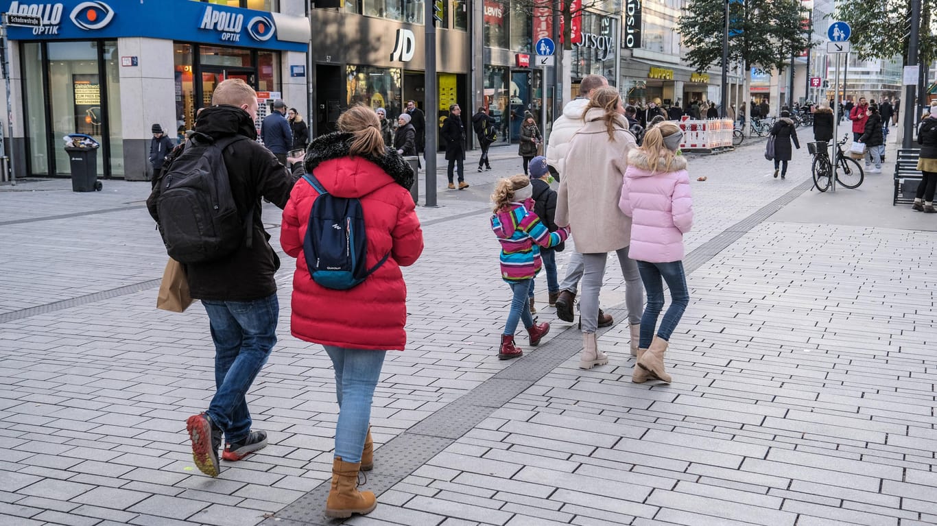 Eine Fußgängerzone in Düsseldorf (Symbolbild): Das Weihnachtsgeschäft im Einzelhandel läuft nur schleppend an.