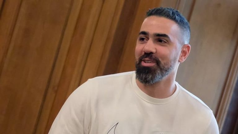 Bushido, Rapper und Musikproduzent, kommt in einen Saal des Bundesverwaltungsgerichtes: Im Jahr 2018 war es mit seinem damaligen Geschäftspartner Arafat Abou-Chaker zum Zerwürfnis gekommen.