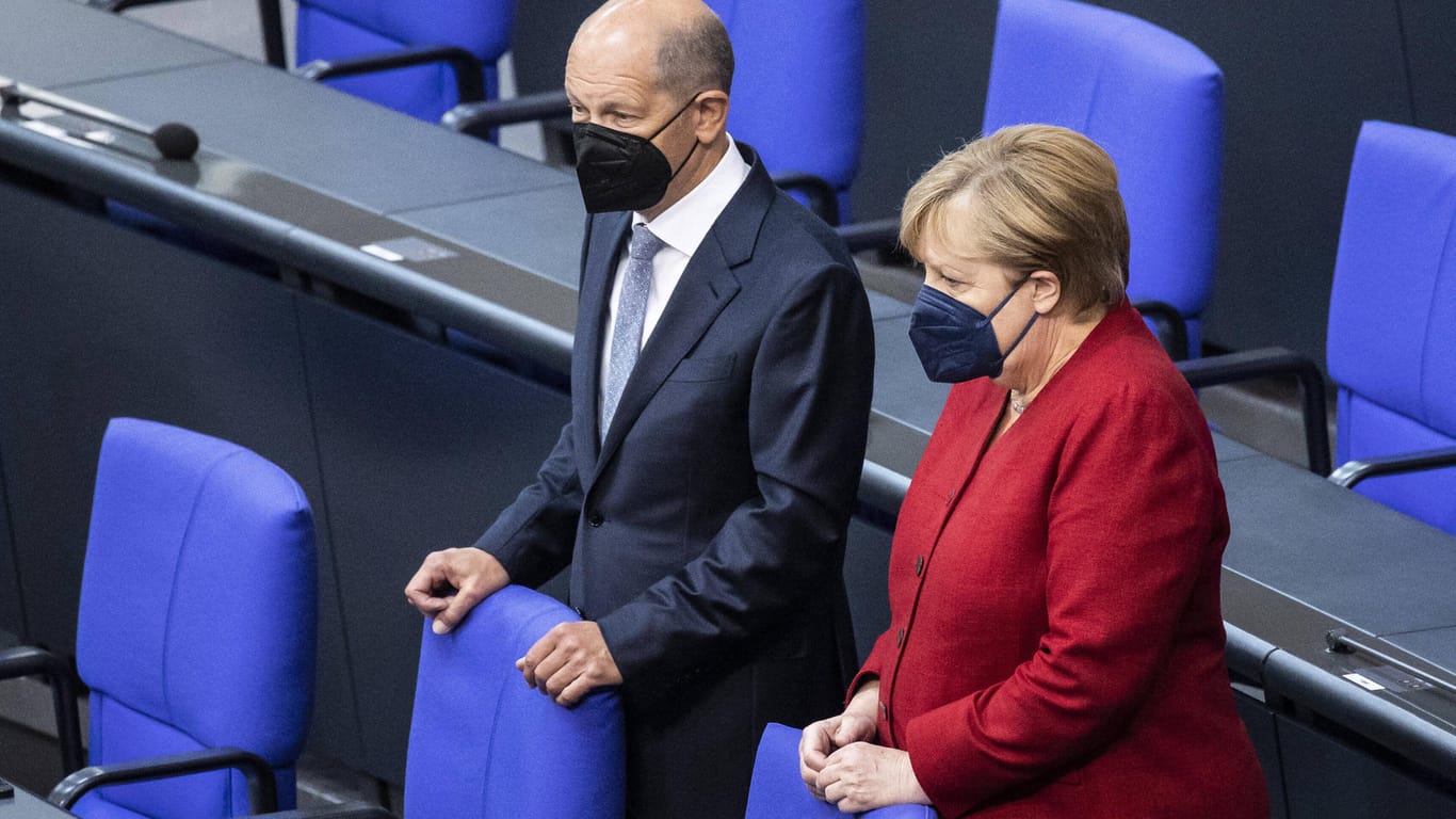 Olaf Scholz und Angela Merkel: Morgen kommen der designierte Kanzler und die geschäftsführende Kanzlerin mit den Länderchefs zusammen.