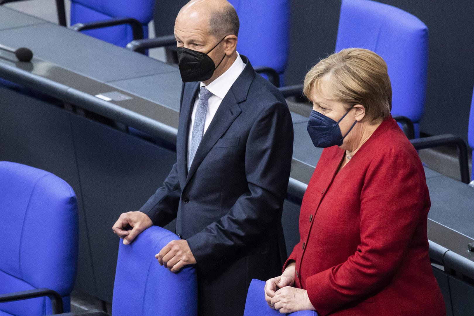 Olaf Scholz und Angela Merkel: Morgen kommen der designierte Kanzler und die geschäftsführende Kanzlerin mit den Länderchefs zusammen.