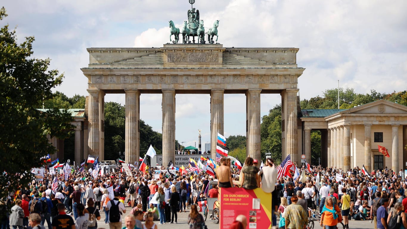 Demonstration gegen die Corona-Maßnahmen vor dem Brandenburger Tor in Berlin (Archivbild): Beamte hatten den Mann des Platzes verwiesen, weil er keine Maske trug.