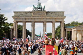 Demonstration gegen die Corona-Maßnahmen vor dem Brandenburger Tor in Berlin (Archivbild): Beamte hatten den Mann des Platzes verwiesen, weil er keine Maske trug.
