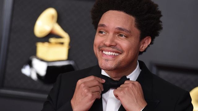 Kann sich auch für die Grammys 2022 wieder schick machen: Trevor Noah wird erneut moderieren.