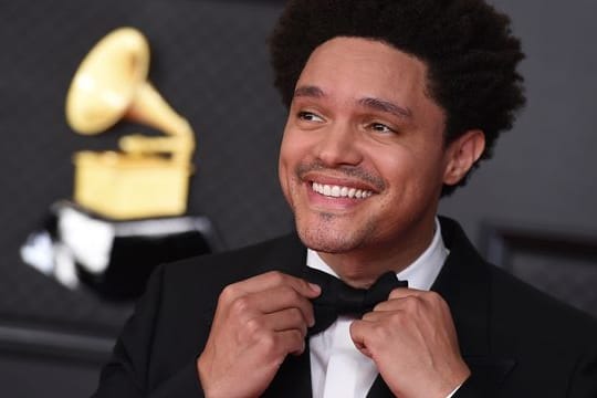 Kann sich auch für die Grammys 2022 wieder schick machen: Trevor Noah wird erneut moderieren.