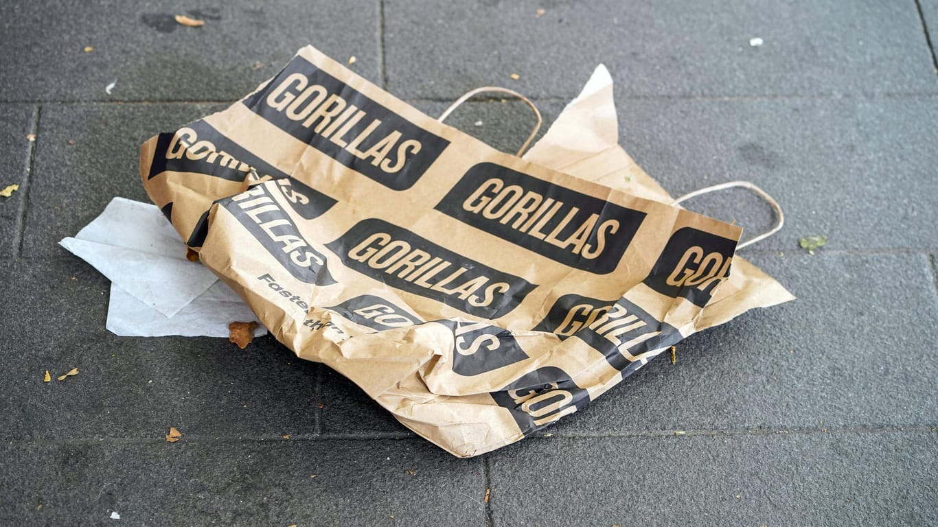 Gorillas-Tragetasche liegt auf dem Boden (Archivbild): Ein Standort des Lieferdienstes ist von Bettwanzen befallen.