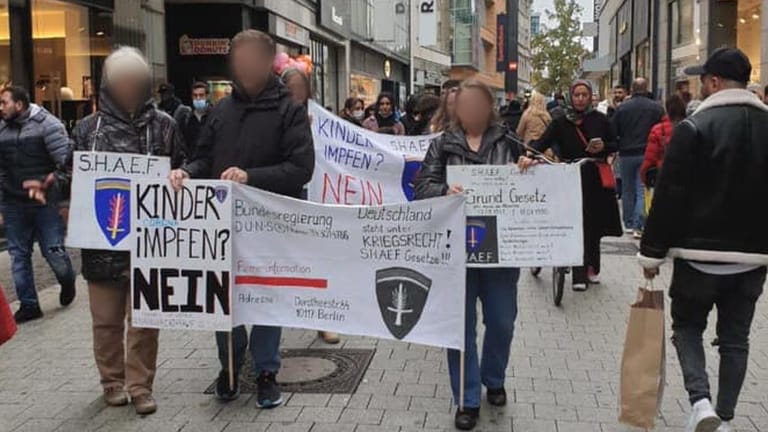 SHAEF-Kundgebung: Anhänger von "Major Jansen" in Hannover. Die Gesichter sind von der Redaktion unkenntlich gemacht.