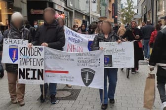 SHAEF-Kundgebung: Anhänger von "Major Jansen" in Hannover. Die Gesichter sind von der Redaktion unkenntlich gemacht.