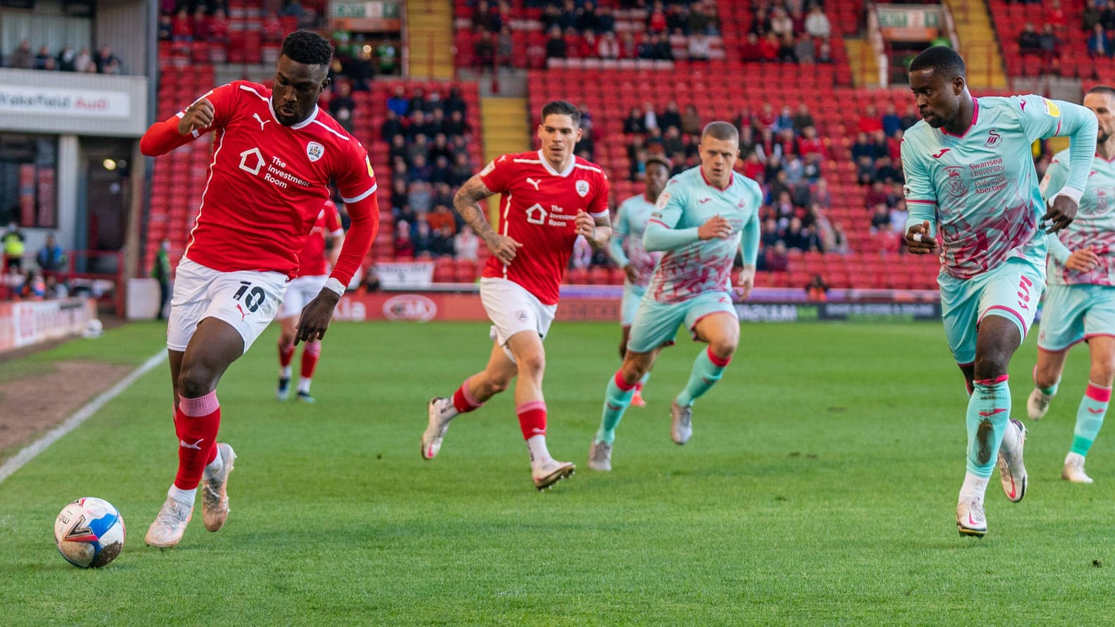 Barnsleys Daryl Dyke greift im Spiel gegen Swansea an (Archivbild): Der englische Zweitligist FC Barnsley ist einer der Klubs, in die Lee bereits investiert hat.