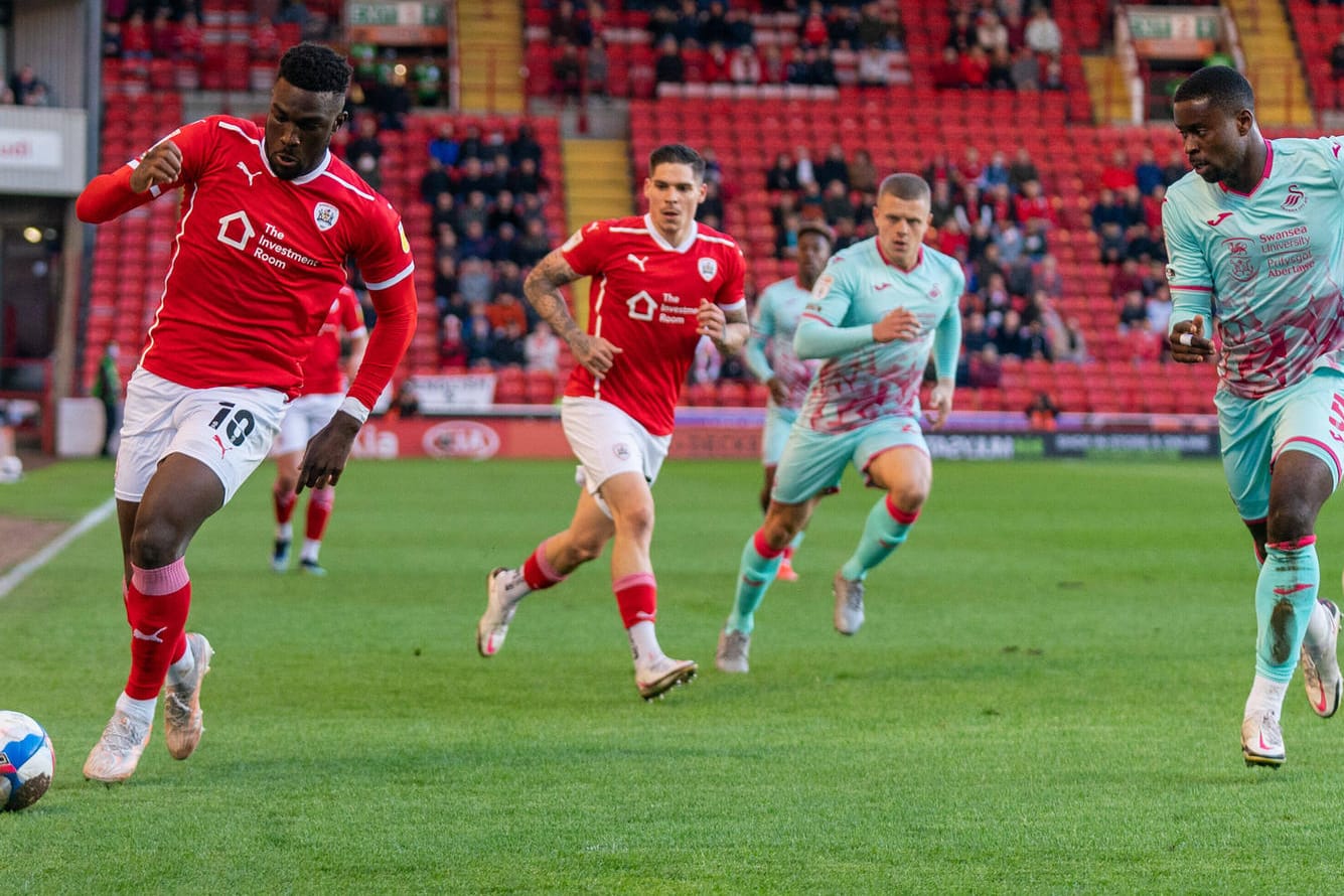 Barnsleys Daryl Dyke greift im Spiel gegen Swansea an (Archivbild): Der englische Zweitligist FC Barnsley ist einer der Klubs, in die Lee bereits investiert hat.