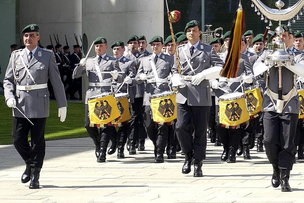 Das Bundeswehr-Orchester vor dem Kanzleramt: Nur das Kirchenlied war kein Problem.
