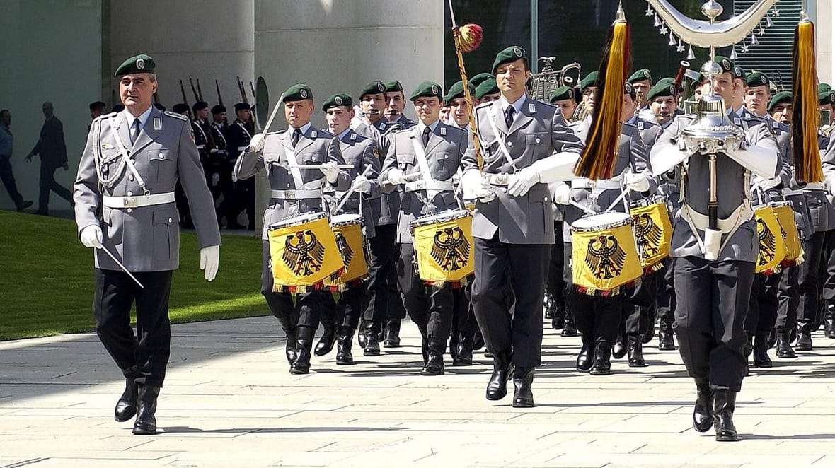 Das Bundeswehr-Orchester vor dem Kanzleramt: Nur das Kirchenlied war kein Problem.