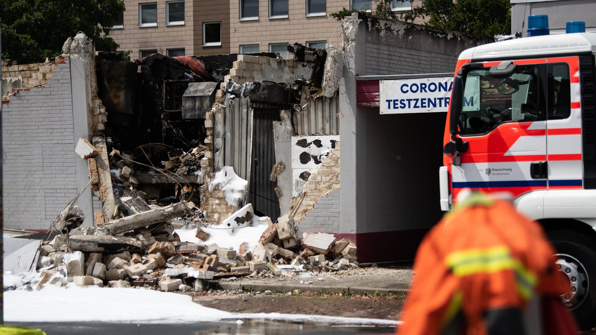 Das ausgebrannte Testzentrum in Braunschweig: Es steht nun fest, dass es Brandstiftung war.