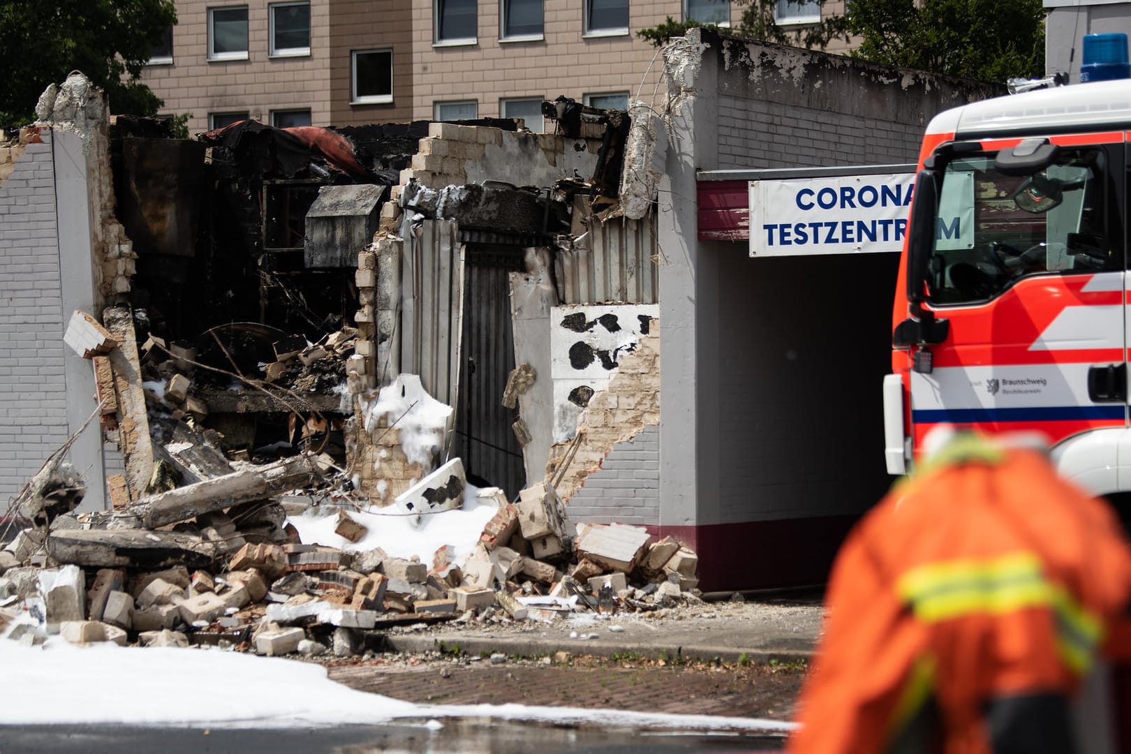 Das ausgebrannte Testzentrum in Braunschweig: Es steht nun fest, dass es Brandstiftung war.